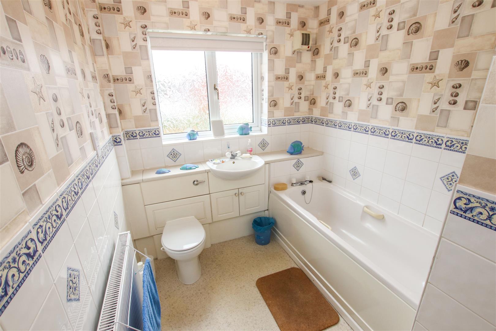 FIRST FLOOR FAMILY BATHROOM